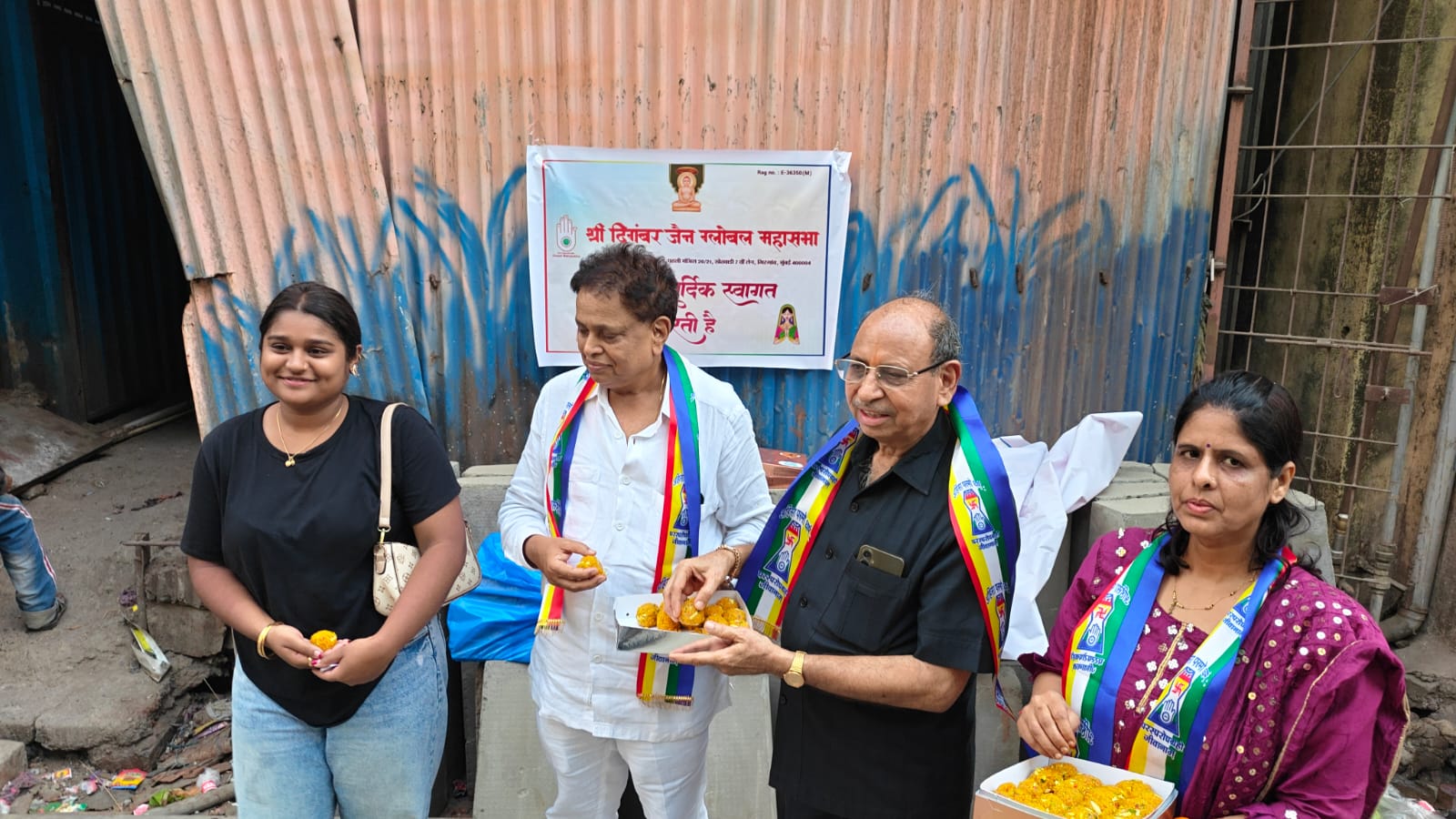महावीर जयंती २०२५ के अवसर पर लड्डू वितरण